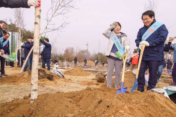 150만 그루 나무심기 착수식 장면(오세현 아산시장, 김영애 아산시의회 의장)