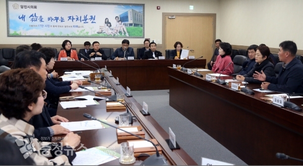 김기재 의장, 조상연 총무위원장, 최연숙, 서영훈, 윤명수, 김명회 의원 등 새마을운동 관계자, 관계공무원 등 20여 명이 참석