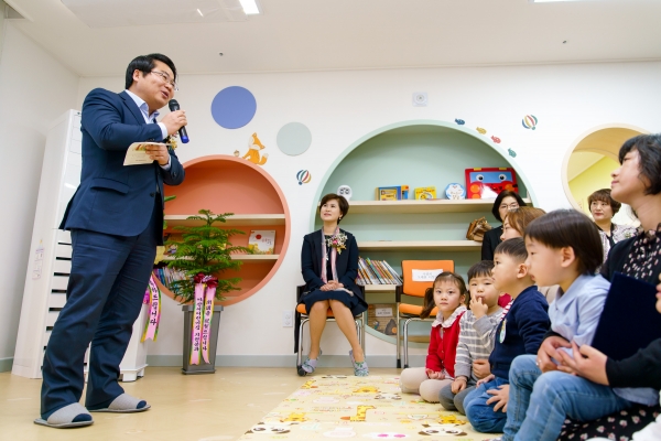 오세현 아산시장이 학부모와 원아들 앞에서 축사를 하고 있다.