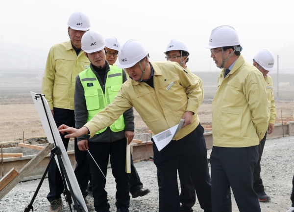 맹정호 서산시장이 시도 14호선 확포장 공사 현장을 점검하는 모습,