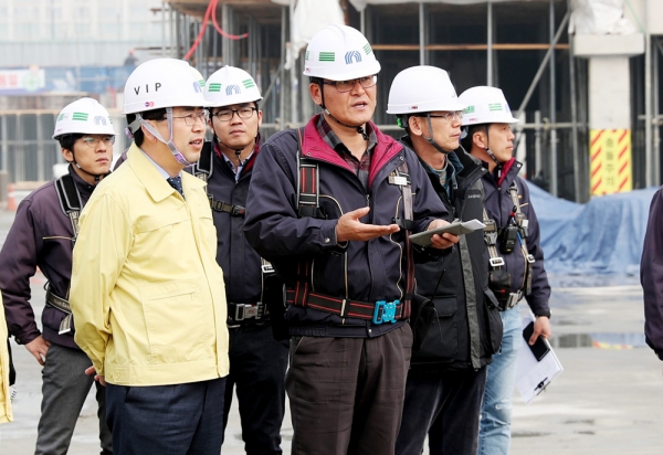 맹정호 서산시장이 중흥S-클래스 공동주택 신축공사 현장을 점검하는 모습