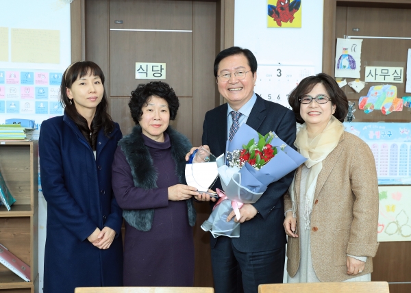 서구지역아동센터협의회에서 장종태 서구청장 감사패 수여 (사진 왼쪽부터) 밝은세상지역아동센터 박병진 시설장 / 하늘지역아동센터 강효숙 시설장 / 장종태 서구청장 / 연세지역아동센터 한선옥 생활복지사입니다