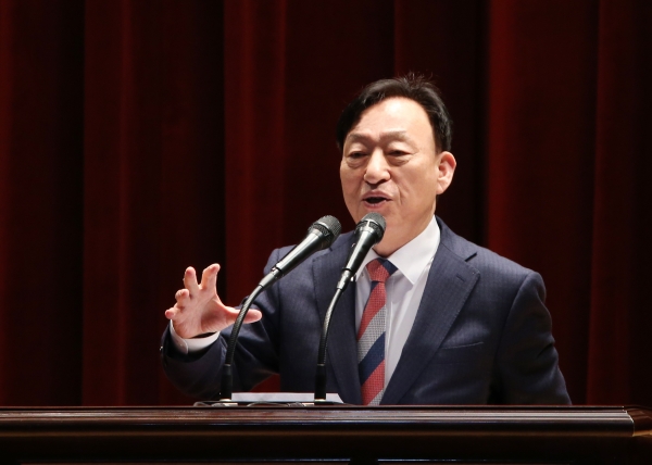 3월 월례조회를 하고 있는 설동호 교육감