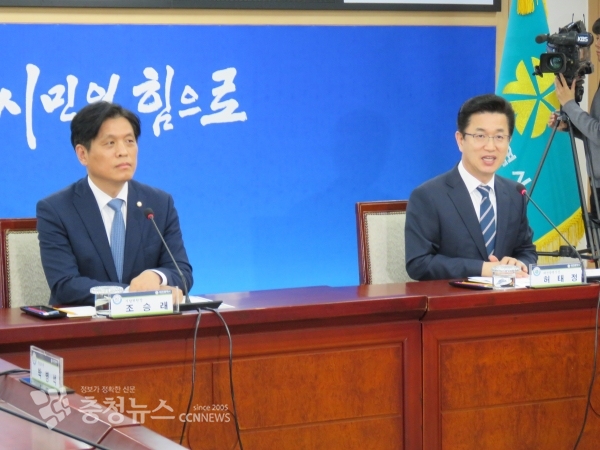 (왼쪽부터) 조승래 민주당 대전시당위원장, 허태정 대전시장