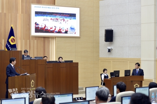 답변하는 이춘희 세종시장 (우)