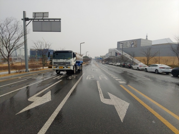 예산군, 고농도 미세먼지 저감조치 도심도로 살수차 운영 모습