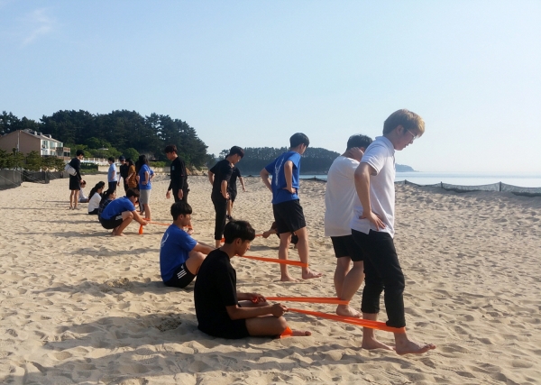 가천대학교와 고려대학교 해양치유 연구진이 천리포 해수욕장에서 임상시험을 진행하는 모습.