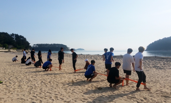 가천대학교와 고려대학교 해양치유 연구진이 천리포 해수욕장에서 임상시험을 진행하는 모습.
