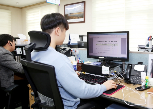 사전검토 리스트를 검토하고 있는 서산시 직원 모습