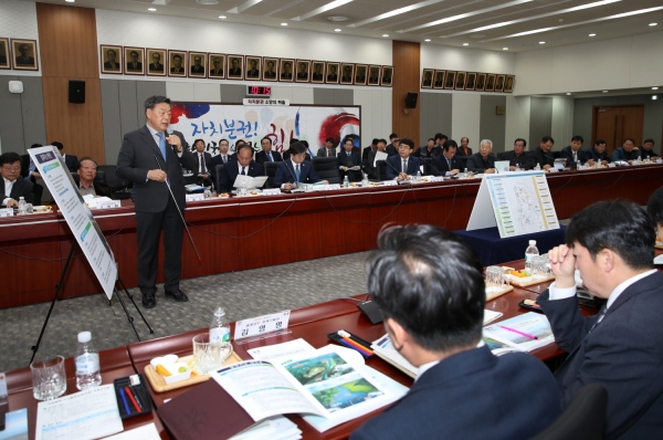 ‘가로림만 국가해양정원 기본계획 최종보고회’에서 브리핑하고 있는 가세로 군수 모습.
