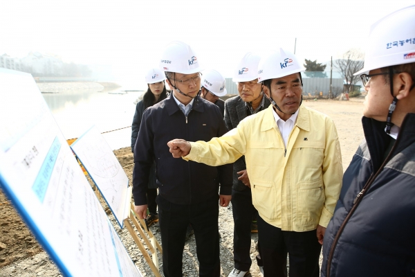 기흥저수지 수질개선사업 현황 및 현장 안전 점검중인 김인식 사장