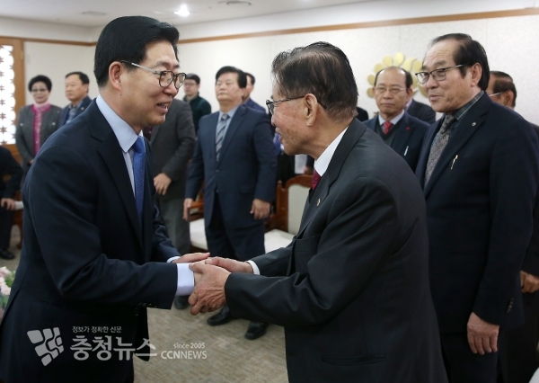 7일 대한노인회 충남도연합회 임원진과 간담회에서 양승조 지사(왼쪽)가 악수를 하고 있다.