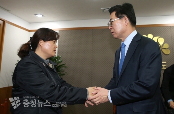 고 김용균 씨 어머니와 양승조 지사