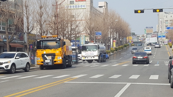7일부터 도로 물청소에 나선 노면청소차와 살수차