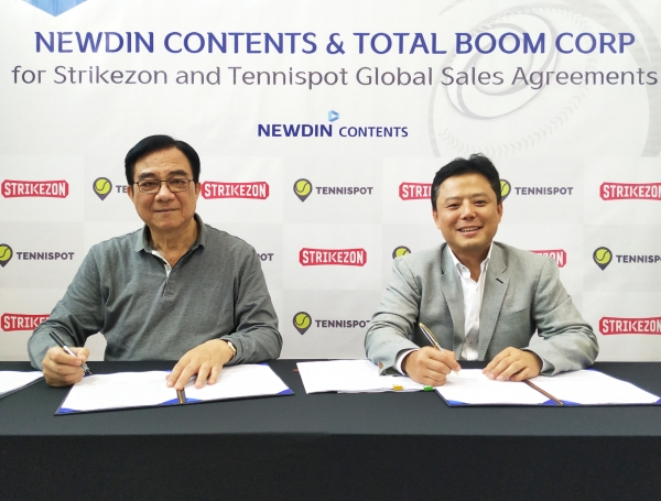 ㈜뉴딘콘텐츠가 지난 28일, 중국 동관에서 중국 ‘토탈붐코퍼레이션(TOTAL BOOM CORP)’과 미국∙중국 시장에 대한 스트라이크존 및 테니스팟의 3년 독점 총판 계약을 체결했다. 사진은 (왼쪽부터) 토탈붐코퍼레이션 쟈니(Johnny Sheu) 대표이사, ㈜뉴딘콘텐츠 김효겸 대표이사.
