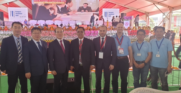 철도공단 이동렬 해외사업본부장(왼쪽 3번째)이 럭나우 메트로 개통식에 참석해 럭나우 메트로공사 Keshav Kumar 사장(왼쪽 4번째)과 스페인 Ayesa의 Mariano Alvarez 프로젝트 매니저(왼쪽 5번째)와 기념촬영