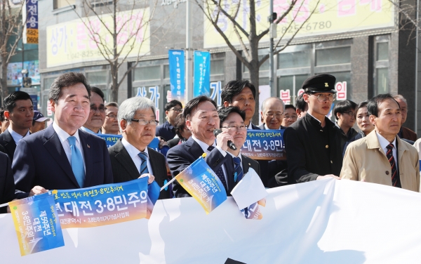 대전교육청, 3⋅8민주의거 숭고한 민주주의 정신 계승(왼쪽부터) 이낙연 국무총리, 김용재 3.8민주기념사업회 공동의장,설동호 교육감, 박범계 국회의원