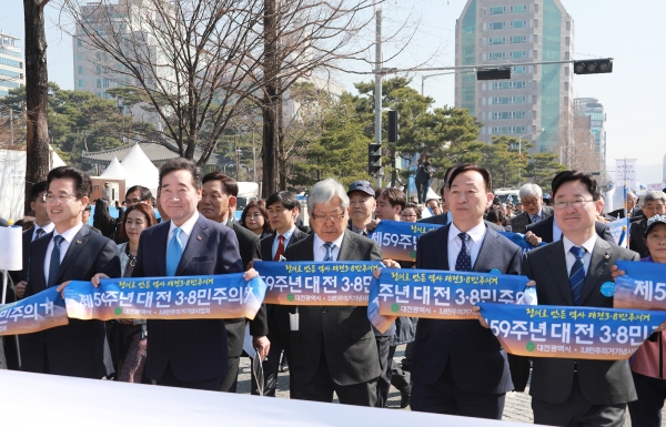 3.8 민주의거, 대전고 등 4교 1,200여명 출정식 퍼포먼스 등 재연(좌로부터) 허태정 대전시장, 이낙연 국무총리,김용재 3.8민주기념사업회 공동의장, 설동호 교육감, 박범계 국회의원