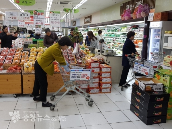 충남농협 관내 하나모마트에서 사용하는 카트에 공명선거 홍보물을 부착하여 고객과 조합원 홍보에 막바지 총력전을 펼치고 있다.