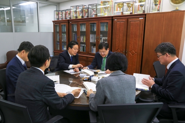 김홍장 당진시장 기획재정부 방문(안일환 예산실장(오른쪽)에게 현안산업을 설명하고 있는 사진