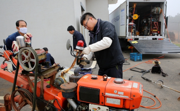 지난 9일 태안읍 반곡1리에서 진행된 농기계 순회수리교육 모습.