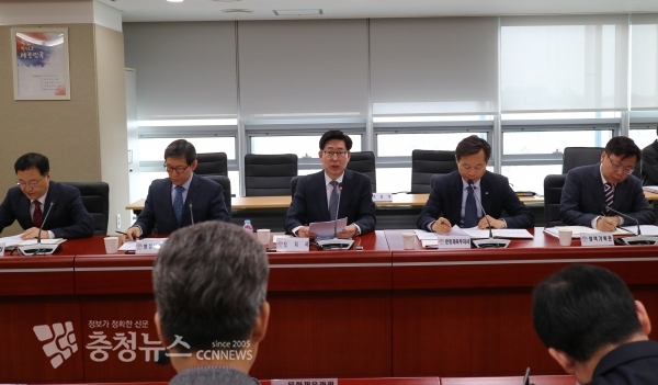 양승조 충남도지사는 11일 도청 중회의실에서 열린 실국원장회의에서 "천안시가 축구종합센터 이전 부지에 선정되도록 모든 지원을 하겠다"고 말했다.