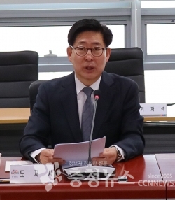 양승조 충남도지사가 11일 도청 중회의실에서 실국원장회의를 열고 '금산인삼의 세계화' 계획을 밝혔다.