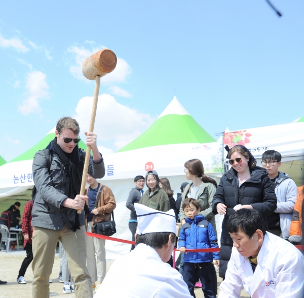 지난해 논산딸기축제 - 딸기떡메치기