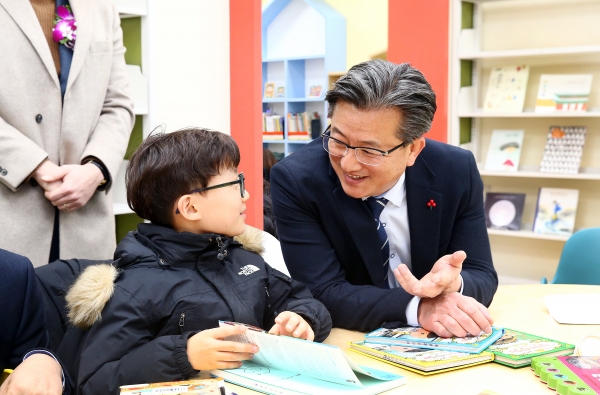 지난 1월 유성구가 원신흥도서관을 개관한 가운데, 정용래 유성구청장이 어린이들과 이야기를 하고 있다.