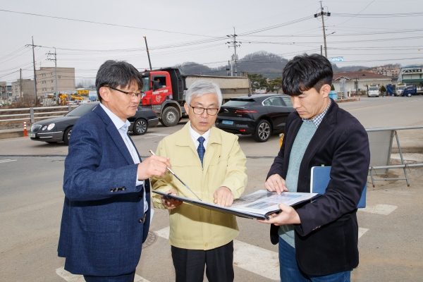 유병훈 아산시 부시장이 대형공사현장을 방문해 현장관계자들과 현장점검