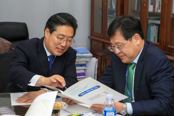 김홍장 당진시장 기획재정부 방문(안일환 예산실장(오른쪽)에게 현안산업을 설명하고 있는 사진