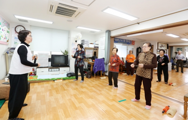 공기청정기가 설치된 경로당(동문46통 코아루아파트)에서 어르신들이 국학기공을 하고 있다.