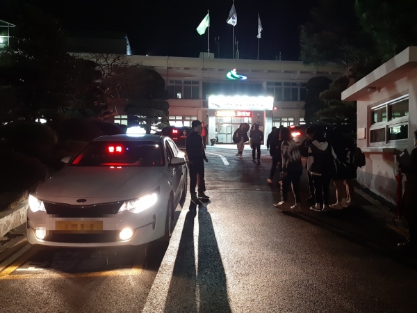 학생 하굣길 책임지는 안심택시 운행지원(서천여고학생들이 야간자율학습 후 택시를타고 귀가하는 모습)