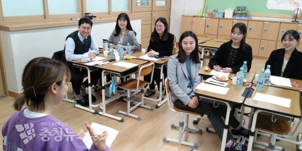 수습교사로 근무할 예비교사들이 선배교사로부터 교직에 대한 이해를 높이는 설명을 듣고 있다.
