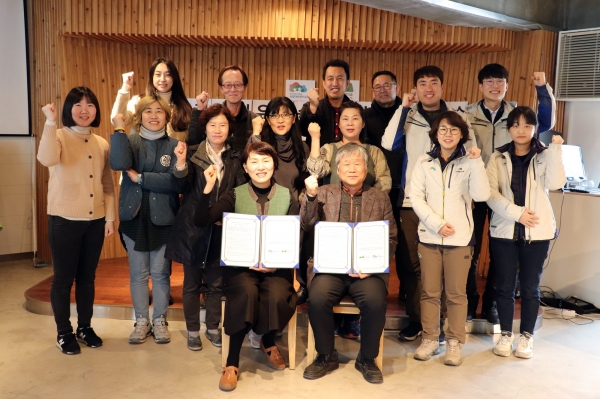 김진숙(맨 앞줄 좌측) 국립대관령치유의숲 센터장이 12일 강원 강릉 성산면 국립대관령치유의숲에서 열린 업무협약식에서 홍문식(맨 앞줄 우측) (사)강릉생명의숲 이사장과 기념촬영