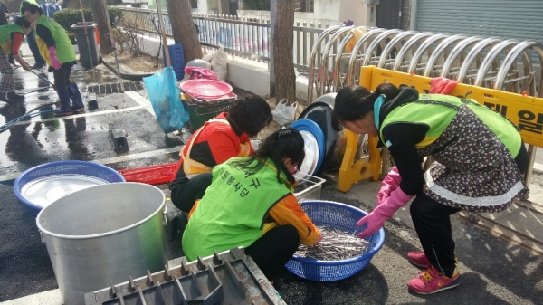 점심식사 준비에 한창인 자원봉사자들