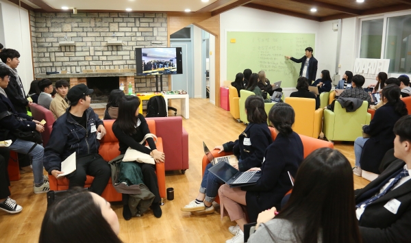 한남대 학생들이 한남디자인팩토리 수업에서 열띤 토론을 하고 있다.