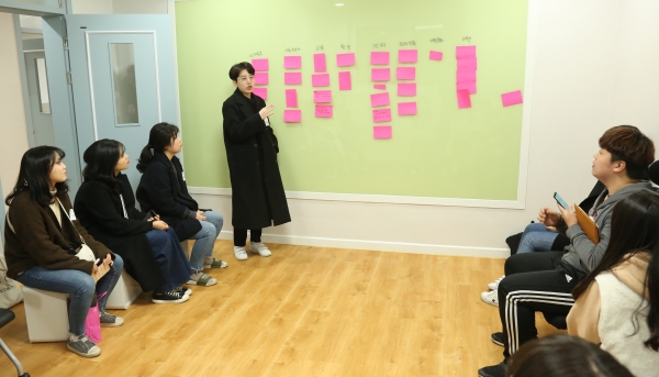 한남대 학생들이 한남디자인팩토리 수업에서 열띤 토론을 하고 있다.