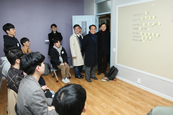 한남대 이덕훈 총장이 한남디자인팩토리 수업을 참관하고 있다.