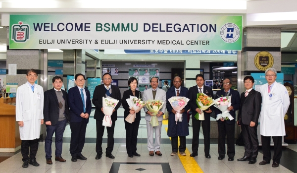 방글라데시 방문단. 좌측 두 번째 김하용 을지대학교병원장, 세 번째 이승훈 을지대학교의료원장, 다섯 번째 홍성희 을지대학교 총장, 여섯 번째 살레 유딘 방글라데시 보건부차관.