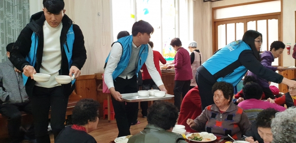 12일 아산서부사회복지관에서 지역 노인 대상 무료급식 봉사활동 실시