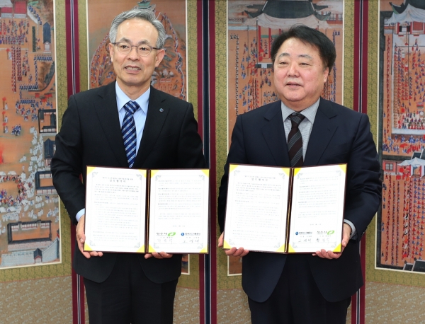 「청주시 수소차 충전소 설치사업」추진관련 청주시와 업무협약 체결' 왼쪽 고영태 사장