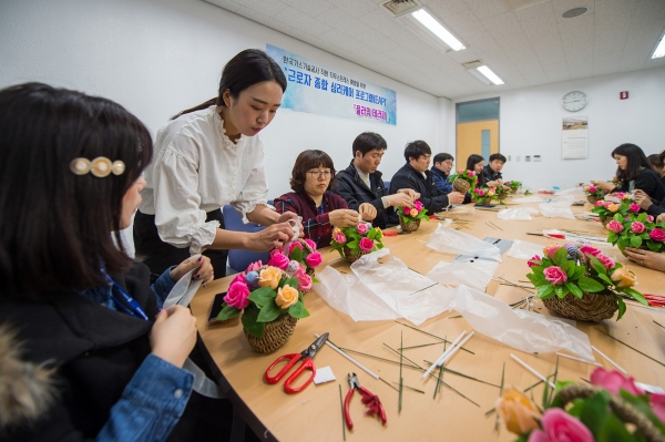 대전 본사 2층 회의실에서 근로자 종합 심리케어 프로그램 중 집단행사인「플라워 테라피 부제 : 사탕, 비누 꽃바구니 만들기」를 실시
