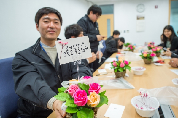 대전 본사 2층 회의실에서 근로자 종합 심리케어 프로그램 중 집단행사인「플라워 테라피 부제 : 사탕, 비누 꽃바구니 만들기」를 실시
