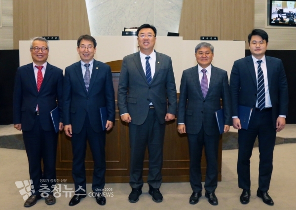 김기재 당진시의회 의장, 이종윤 의원을 비롯한 결산검사위원들과 함께