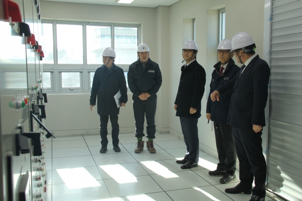 류희인 행정안전부 재난안전관리본부장이 사업현장을 방문해 현장관계자들과 현장점검을 하고 있다.