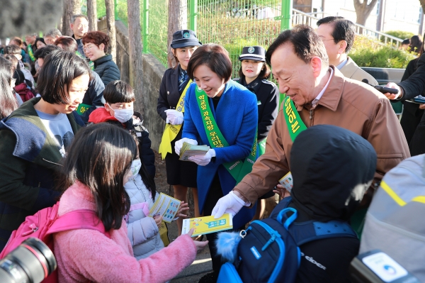 대전탄방초 주변 관계부처(교육부·행안부) 합동 신학기 교통안전 점검에 유은혜 교육부장관과 설동호 교육감 참여 모습