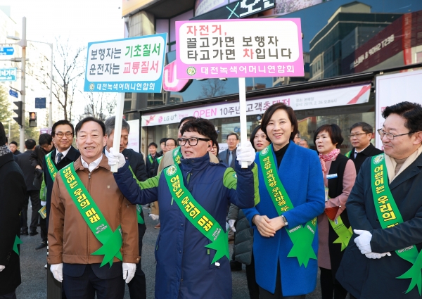 대전탄방초 주변 관계부처(교육부·행안부) 합동 신학기 교통안전 점검에 유은혜 교육부장관과 설동호 교육감 참여 모습