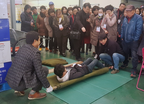 14일 유성구 지역자율방재단이 전국재해구호협회 파주재해구호물류센터에서 현장체험교육을 받고 있다