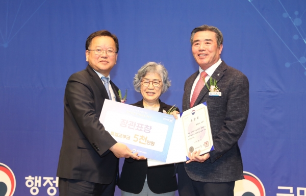 보령시 민원서비스 종합평가 장관표창 수상하고 있는 김동일 시장